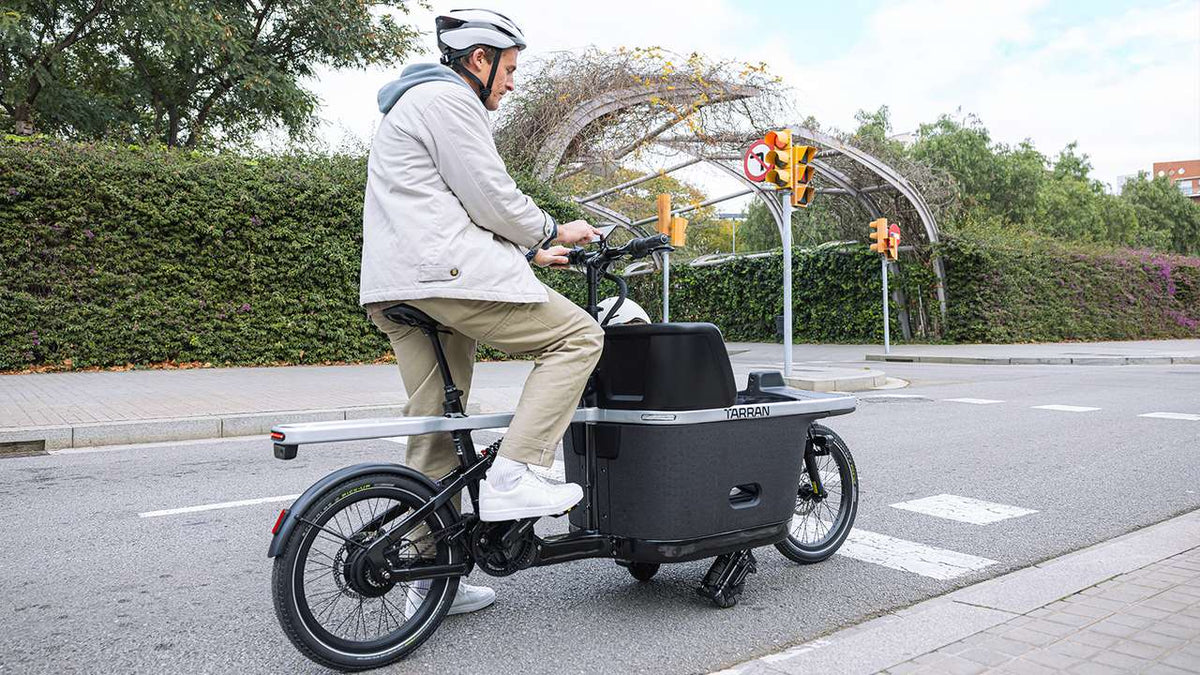 E-Lastenrad mit Kind im Frontkasten an einer Kreuzung