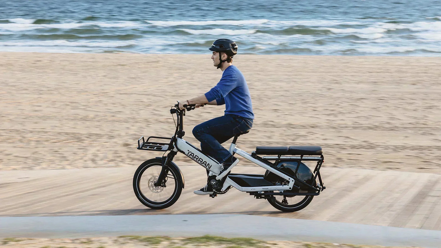 TARRAN elektrische bakfiets aan het strand