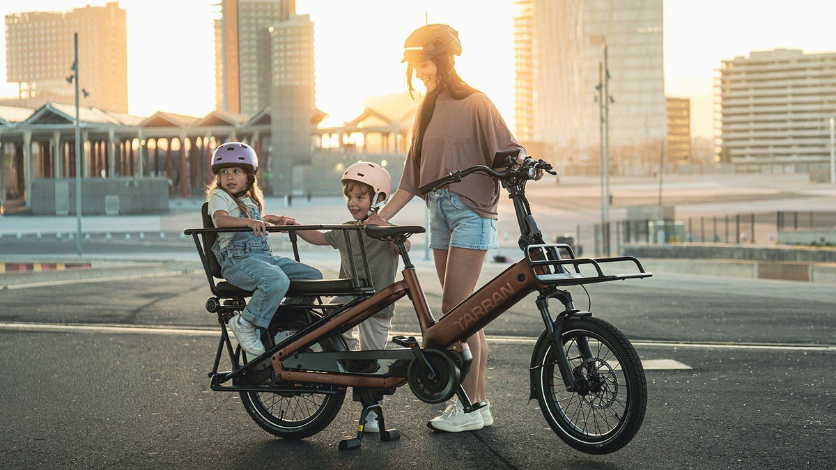Tarran Familien-Lastenrad mit Hecksitz für zwei Kinder mit Helmen